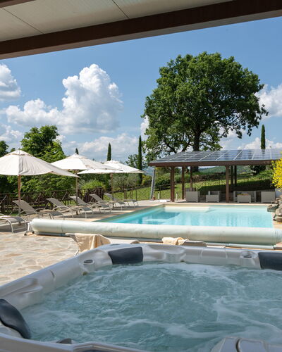 Villa Castelluccio: Himmel, Wolke, Wasser, Pflanze, Eigentum, Schwimmbad, Gebäude, Azurblau, Schatten, Gartenmöbel