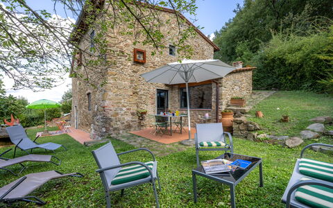 Casa Bosco D'arte Holiday Home , Greve In Chianti,: Hütte, Garten, Bauernhaus, Estate, Gartenmöbel, Garten, Hinterhof, Landscaping, Villa, Eco Hotel