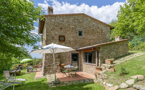 Casa Bosco D'arte Holiday Home , Greve In Chianti,: Pflanze, Möbel, Gebäude, Wolke, Eigentum, Himmel, Baum, Haus, Stuhl, Fenster