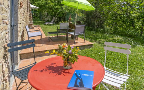 Casa Bosco D'arte Holiday Home , Greve In Chianti,: Tabelle, Pflanze, Möbel, Blume, Tisch Im Freien, Stuhl, Botanik, Gebäude, Schatten, Gartenmöbel