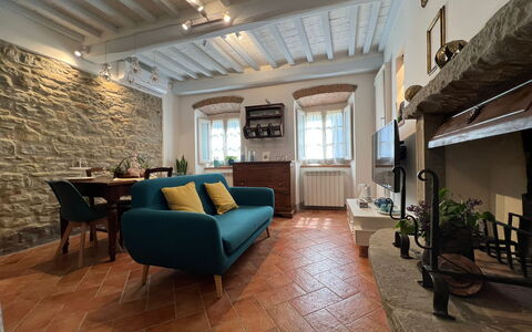 Casa Del Borgo: Möbel, Couch, Pflanze, Tabelle, Bilderrahmen, Zimmerpflanze, Interior Design, Wohnzimmer, Studio Couch, Fussboden