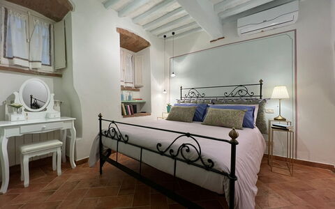 Casa Del Borgo: Eigentum, Möbel, Komfort, Gebäude, Interior Design, Holz, Fenster, Bilderrahmen, Fussboden, Tabelle
