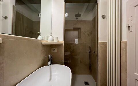 Casa Del Borgo: Braun, Zapfhahn, Armatur, Sinken, Eigentum, Bad Sink, Badezimmer, Spiegel, Beleuchtung, Die Architektur