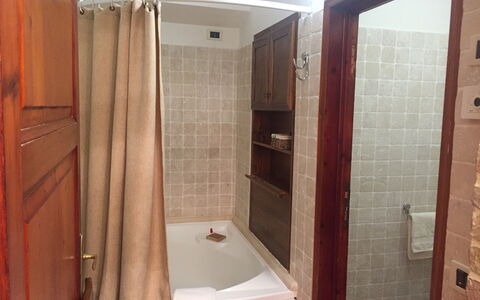 Villa Fulvia: Braun, Armatur, Badewanne, Duschvorhang, Dusche Stange, Badezimmer, Duschkopf, Dusche, Gebäude