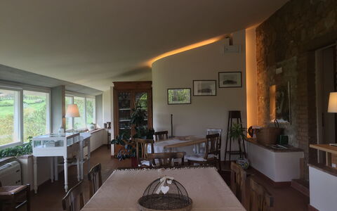 Villa Fulvia: Eigentum, Möbel, Tabelle, Gebäude, Cabinetry, Holz, Countertop, Küche, Flooring, Couch
