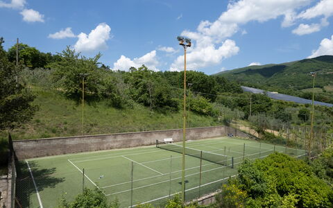 Il Mulino di Vogognano: Wolke, Himmel, Grundstueck, Sportausrüstung, Zaun, Gras, Freizeit, Landschaft, Baum, Tennisplatz