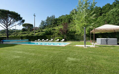 Il Mulino di Vogognano: Himmel, Pflanze, Baum, Wasser, Schatten, Schwimmbad, Grundstueck, Gras, Freizeit, Zelt