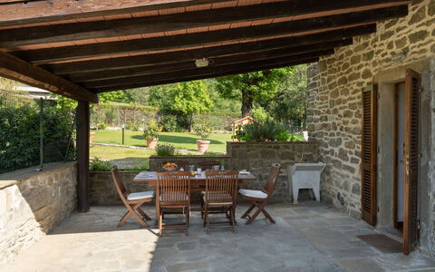 Il Mulino di Vogognano: Pflanze, Möbel, Tabelle, Blumentopf, Stuhl, Gebäude, Holz, Schatten, Gartenmöbel, Tür