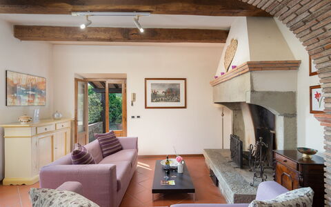 Il Mulino di Vogognano: Tabelle, Eigentum, Couch, Bilderrahmen, Möbel, Gebäude, Holz, Interior Design, Wohnzimmer, Beleuchtung