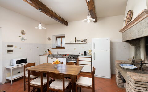 Il Mulino di Vogognano: Tabelle, Möbel, Holz, Stuhl, Interior Design, Küche, Fussboden, Flooring, Bilderrahmen, Hartholz