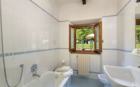 Il Mulino di Vogognano: Badewanne, Armatur, Eigentum, Zapfhahn, Spiegel, Badezimmer, Interior Design, Sinken, Fussboden, Holz