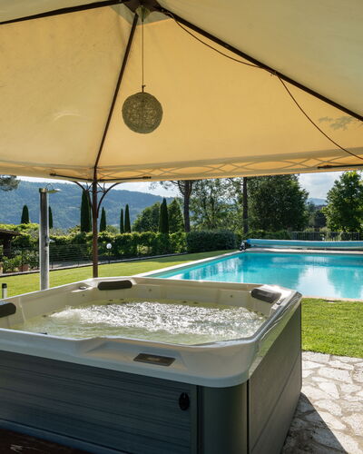 Il Mulino di Vogognano: Pflanze, Wasser, Eigentum, Gebäude, Schatten, Fenster, Regenschirm, Schwimmbad, Gartenmöbel, Rechteck