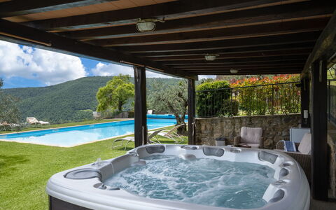 Villa Olivi Pool: Wasser, Pflanze, Eigentum, Badewanne, Schwimmbad, Gebäude, Azurblau, Schatten, Interior Design, Jacuzzi