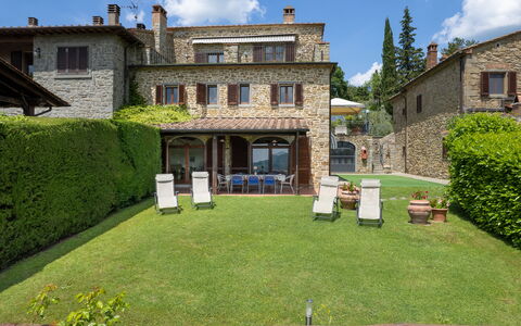 Villa Olivi Pool: Pflanze, Wolke, Himmel, Eigentum, Fenster, Gebäude, Grundstueck, Gras, Wohngebiet, Hütte