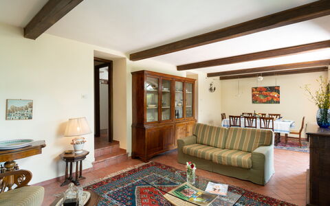 Villa Olivi Pool: Tabelle, Eigentum, Möbel, Couch, Zimmerpflanze, Bilderrahmen, Holz, Pflanze, Wohnzimmer, Interior Design
