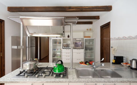 Villa Olivi Pool: Countertop, Cabinetry, Zapfhahn, Gebäude, Sinken, Küche, Armatur, Tür, Herd, Flooring