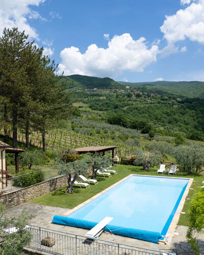 Villa Olivi Pool: Pflanze, Wasser, Wolke, Himmel, Eigentum, Schwimmbad, Azurblau, Baum, Natürliche Landschaft, Berg