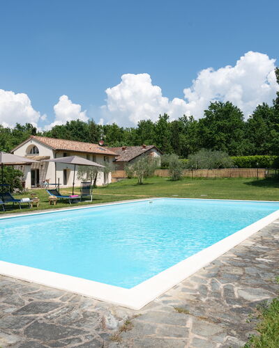 Villa Le Selve: Wolke, Wasser, Himmel, Pflanze, Eigentum, Schwimmbad, Schatten, Baum, Gebäude, Gras