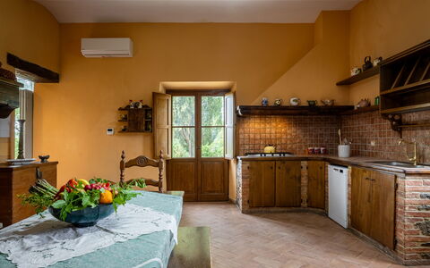 Villa Belvedere - Ambra: Möbel, Interior Design, Wand, Flooring, Holz, Küche, Decke, Fussboden, Zimmer, Zuhause