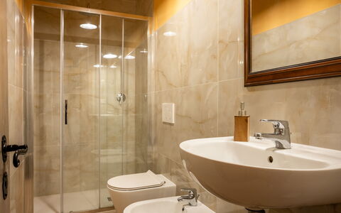 Villa Belvedere - Ambra: Badezimmer, Armatur, Flooring, Bad Sink, Wand, Interior Design, Sinken, Fussboden, Zapfhahn, Spiegel