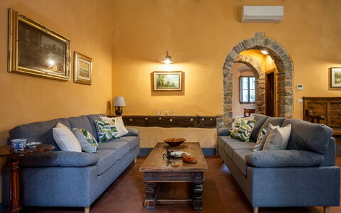 Villa Belvedere - Ambra: Möbel, Interior Design, Flooring, Couch, Wand, Fussboden, Holz, Zimmer, Wohnzimmer, Tabelle