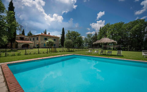 Villa Belvedere - Ambra: Wasser, Wolke, Himmel, Pflanze, Schwimmbad, Natur, Azurblau, Baum, Gebäude, Gewässer