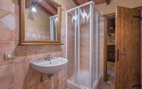 Mulino al Suono: Spiegel, Zapfhahn, Sinken, Armatur, Eigentum, Bad Sink, Badezimmer, Holz, Gebäude, Interior Design