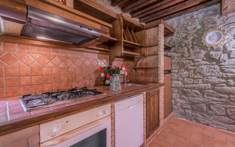 Mulino al Suono: Eigentum, Cabinetry, Countertop, Gebäude, Holz, Interior Design, Beleuchtung, Die Architektur, Küche, Holzbeize
