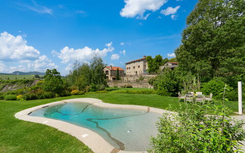 Villa Torre delle Rose: Wolke, Himmel, Pflanze, Wasser, Gebäude, Natur, Baum, Azurblau, Natürliche Landschaft, Schwimmbad