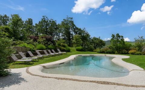 Villa Torre delle Rose: Wolke, Wasser, Himmel, Pflanze, Wasservorräte, Eigentum, Natürliche Landschaft, Baum, Schwimmbad, Landschaft