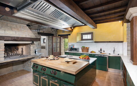 Villa Torre delle Rose: Cabinetry, Countertop, Eigentum, Möbel, Tabelle, Gebäude, Küche, Holz, Herd, Exhaust Hood