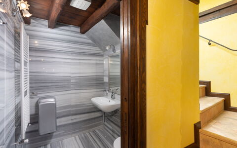 Villa Torre delle Rose: Gebäude, Armatur, Holz, Sinken, Zapfhahn, Interior Design, Flooring, Fussboden, Badezimmer