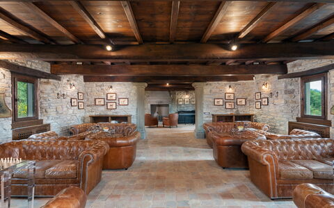 Villa Torre delle Rose: Möbel, Couch, Tabelle, Bilderrahmen, Holz, Gebäude, Interior Design, Wohnzimmer, Flooring, Fussboden