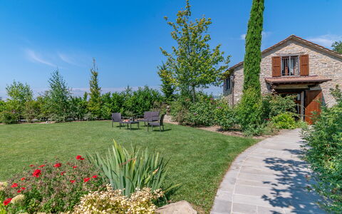 Villa Torre delle Rose: Himmel, Pflanze, Eigentum, Pflanzengemeinschaft, Gebäude, Baum, Natürliche Landschaft, Vegetation, Grundstueck, Fenster