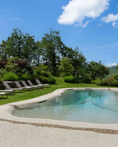 Villa Torre delle Rose: Wolke, Wasser, Himmel, Pflanze, Wasservorräte, Eigentum, Natürliche Landschaft, Baum, Schwimmbad, Landschaft