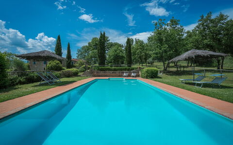 Borgo la Casina: Wasser, Wolke, Pflanze, Eigentum, Himmel, Schwimmbad, Azurblau, Blau, Baum, Schatten