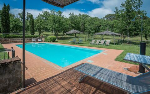 Borgo la Casina: Wasser, Himmel, Eigentum, Pflanze, Schwimmbad, Gebäude, Wolke, Schatten, Azurblau, Baum