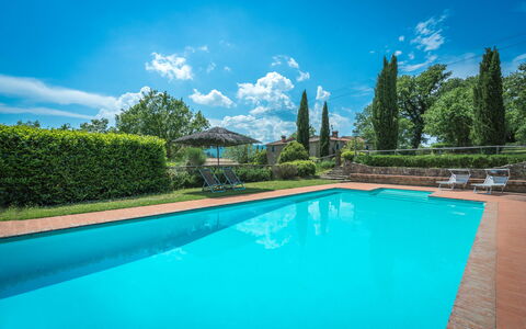 Borgo la Casina: Wasser, Wolke, Pflanze, Himmel, Eigentum, Schwimmbad, Azurblau, Natur, Natürliche Landschaft, Gebäude