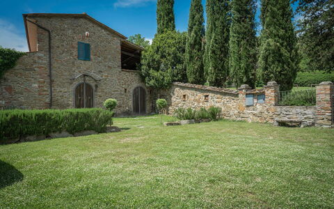 Borgo la Casina: Pflanze, Himmel, Eigentum, Wolke, Natürliche Landschaft, Baum, Grundstueck, Vegetation, Die Architektur, Fenster