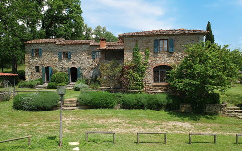 Borgo la Casina: Pflanze, Himmel, Wolke, Fenster, Baum, Grundstueck, Gras, Natürliche Landschaft, Grundeigentum, Hütte