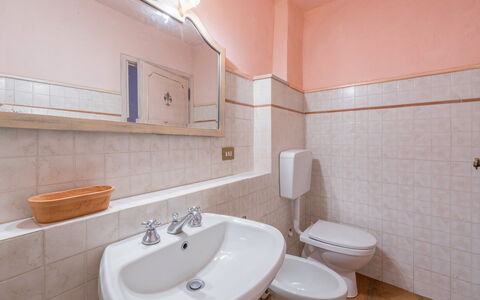 Borgo la Casina: Spiegel, Zapfhahn, Armatur, Bad Sink, Sinken, Gebäude, Badezimmer, Lila, Holz, Interior Design