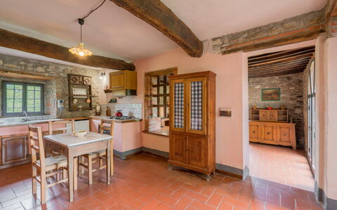 Borgo la Casina: Tabelle, Bilderrahmen, Möbel, Cabinetry, Holz, Stuhl, Küche, Fenster, Countertop, Interior Design