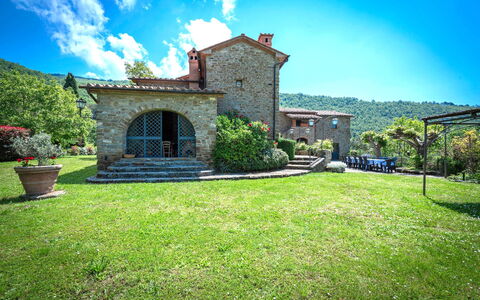 Colle degli Ulivi: Himmel, Pflanze, Gebäude, Wolke, Fenster, Baum, Natürliche Landschaft, Grundstueck, Vegetation, Sonnenlicht