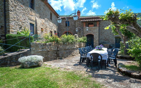 Colle degli Ulivi: Pflanze, Wolke, Himmel, Eigentum, Gebäude, Fenster, Tabelle, Stuhl, Gras, Ländliches Gebiet