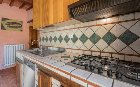 Colle degli Ulivi: Eigentum, Cabinetry, Countertop, Herd, Holz, Küche, Zapfhahn, Interior Design, Gebäude, Flooring