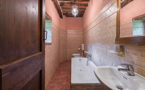 Colle degli Ulivi: Braun, Spiegel, Zapfhahn, Armatur, Sinken, Eigentum, Gebäude, Bad Sink, Badezimmer, Holz