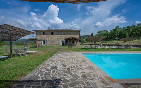 Villa Leopolda Selvarella: Wolke, Himmel, Pflanze, Wasser, Eigentum, Azurblau, Gebäude, Baum, Schatten, Schwimmbad