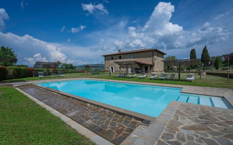Villa Leopolda Selvarella: Wolke, Himmel, Wasser, Pflanze, Schwimmbad, Azurblau, Gebäude, Baum, Gartenmöbel, Haus