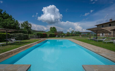 Villa Leopolda Selvarella: Wasser, Wolke, Himmel, Pflanze, Schwimmbad, Azurblau, Baum, Schatten, Gartenmöbel, Gebäude