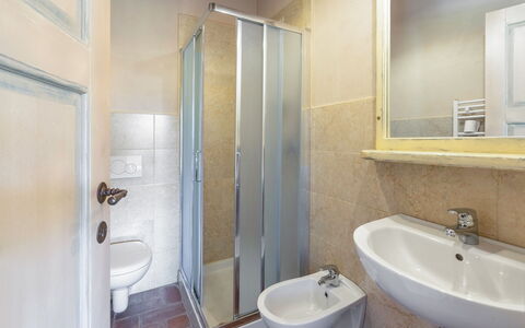 Villa Leopolda Selvarella: Spiegel, Zapfhahn, Armatur, Sinken, Eigentum, Bad Sink, Badezimmer, Lila, Gebäude